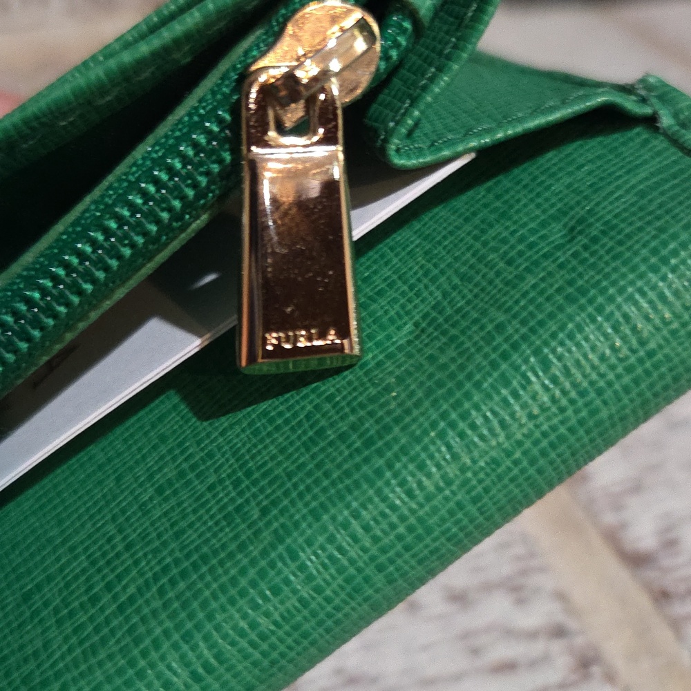Furla Green Credit Card Leather Compact with Gold Logo - Picture 5 of 11